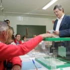 Miguel Martínez depositó su voto en una de las mesas situadas en la Casa de Cultura de Villabalter