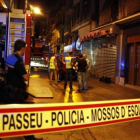 Agentes de los Mossos d'Esquadra, ante el edificio de la explosión.