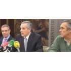 López Benito, portavoz del PP, y Agustín Rajoy, concejal de Hacienda, escoltaron a Gutiérrez.