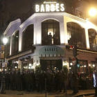 Policías antidisturbios frenta a una 'brasserie' durante la protesta contra la brutalidad policial, este miércoles, en París.