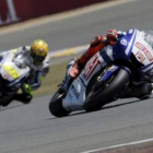 Lorenzo (99) comanda la carrera de MotoGP por delante de su máximo rival para el título, Rossi (46)