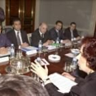Ana Palacio, derecha, durante la reunión con su homólogo marroquí, Mohamed Benaisa, enfrente