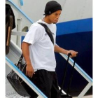 Ronaldinho baja de la escalerilla del avión ayer en su llegada a Suiza