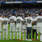 Los jugadores del Madrid con camisetas de Vinicius en apoyo a su compañero por los actos racistas. K. HUESCA