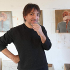 Ángel Núñez Pombo, ayer, en el estudio que tiene en una casa en Cacabelos. L. DE LA MATA