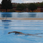 Las piscinas municipales de La Bañeza cuentan con unas modernas instalaciones. RAMIRO