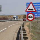 El estado del firme de la autovía León-Benavente condiciona la circulación y los límites de velocidad. RAMIRO