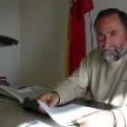 El alcalde de Urdiales del Páramo, Avelino González, en su despacho del Ayuntamiento
