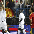 Cesc Fábregas, a la derecha, observa resignado cómo el delantero de la selección francesa Olivier Giroud celebra el gol del empate.