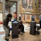 Trabajadores del Vaticano instalan estufas en la Capilla Sixtina.