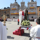 Antolín de Cela retiraba ayer el velo negro a la Virgen de la Encina en la plaza del Ayuntamiento de Ponferrada. L. DE LA MATA