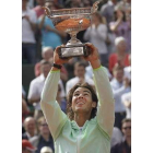 Rafa Nadal eleva la Copa de campeón tras su lección de tenis en la final de Roland Garros.