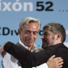 El actor leonés Imanol Arias abraza a Ignacio Carballo, director del Festival de Gijón