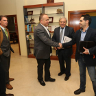 El presidente del Consejo (centro) saluda a la directiva de la asociación Bierzopyme, ayer.