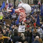 Un muñeco de la primera ministra británica, Theresa May, es llevada a través de Trafalgar Square durante una marcha anti-Brexit en Londres.