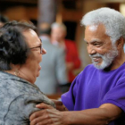 Los senadores Kathy Campbell y Ernie Chambers celebran el veto a la pena de muerte, el miércoles en Lincoln (Nebraska).