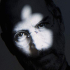Una fotografía de Jobs ilustra la página de inicio de la web de apple, en un teléfono móvil iPhone.