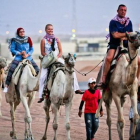 Turistas pasean en camellos en la ciudad egipcia de Sharm el Sheij.
