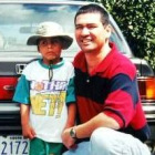 Rigoberto Alpízar junto a un niño, días antes de ser abatido a tiros