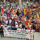 Manifestación contra los despidos y el cierre de Nylstar en Blanes.