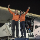 Los pilotos Bertrand Piccard (derecha) y Andre Borschberg, junto al Solar Impulse, este martes en el aeropuerto de Abu Dabi.