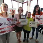 Los ganadores del concurso de limonadas, ayer nada más conocer la decisión del jurado. ANA F. BARREDO