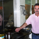 Julio Enríquez en la cocina de Casa Gato.