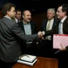El alcalde felicita al concejal de Hacienda, Luis Antonio Moreno (con carpeta) al término del Pleno