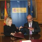 Amparo Valcarce y Santos Llamas, durante la firma del convenio
