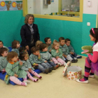 Los alumnos de la escuela infantil durante el cuentacuentos.