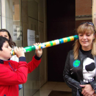 El alumnado participante con la directora de la oficina, susurrando ánimos. DL