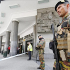 Dos soldados belgas vigilan la entrada a la Estación Central de trenes de Bruselas en el mes de junio del 2016.