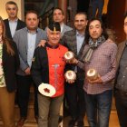 El equipo de Palenzuela con el queso Cazurrín. RAMIRO