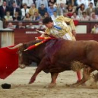 El diestro Serafín Marín durante la faena con muleta a su primer toro en Las Ventas