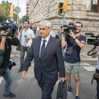 Gordó sale de la Audiencia, acompañado de su abogado, el jueves