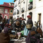 Así vio Ángel Rodríguez en 1905 la plaza del Grano. El coloreado de Antonio Alaiz resalta, por ejemplo, elementos de la indumentaria popular leonesa.