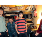 El cantante leonés Alejandro Díez (derecha), con los integrantes de su grupo.