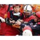 Los equipos de rescate sacan al bebé de entre los escombros en Ercis (Turquía).