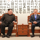 Kim Jong-un y Moon Jae-in, durante el encuentro del pasado 27 de abril. / STR (AFP)
