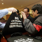 Los trabajadores de Tragsa reparten camisetas de protesta en la asamblea de ayer.