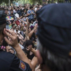 La Policía Nacional, frente a los asistentes al Orgullo LGTBI que protestaban por la presencia de Ciutadans en la manfiestación.