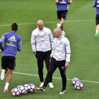 Zidane y su segundo, Bettoni, durante el entrenamiento de este viernes en Valdebebas.