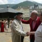 Agustín Ibarrola y Jesús Arroyo, a su llegada a la Casona de Sierra Pambley de la capital lacianiega