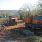 Las máquinas trabajan ya en la colocación de colector de la prolongación de la calle La Ribera