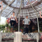 Algunos de los ‘traceurs’ de Ponferrada, entrenan en las inmediaciones el colegio del barrio de los Judíos.