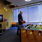 Dos trabajadores de Google en Chicago, disfrutando de la mesa de tenis de mesa que el ‘buscador’ pone a disposición de sus empleados.