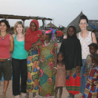 Una cooperante, Asunción González y Patricia de la Fuente, con vecinas de Rey Bouba.