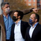 Casado con Alejandro Fernández y Albiol. Arrimadas con Carlos Carrizosa en Montjuic. Santiago Abascal se hace un selfie. QUIQUE GARCÍA / ENRIC FONTCUBERTA / RAMÓN GABRIEL