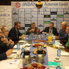 El club organizó ayer un desayuno de trabajo en Abanca con los medios de comunicación. RAMIRO