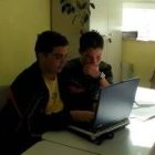 José Luis y Cristian, durante una de las clases del taller de prensa